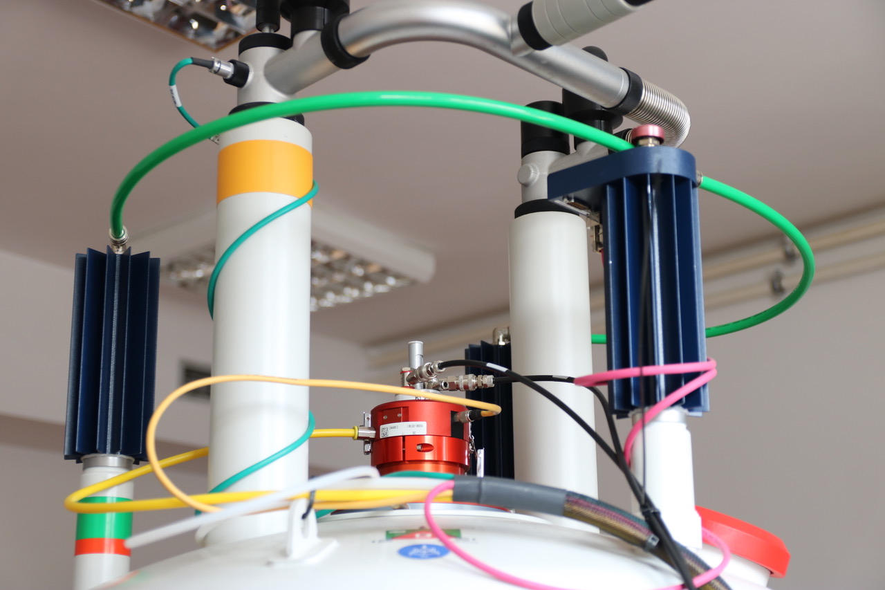 spektrometr NMR Bruker 400 MHz